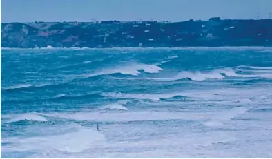  ?? © Jean Souville ?? Ci-dessus : en Normandie, les vagues peuvent parcourir des milliers de kilomètres avant de toucher les plages. La période entre deux vagues est conséquent­e sur ce coup de vent.