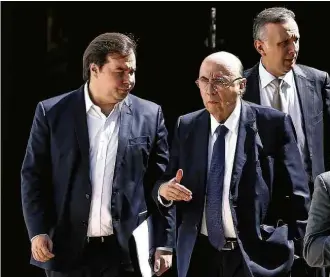  ?? Pedro Ladeira - 15.ago.2017/Folhapress ?? Rodrigo Maia, presidente da Câmara, e o ministro Henrique Meirelles, em Brasília