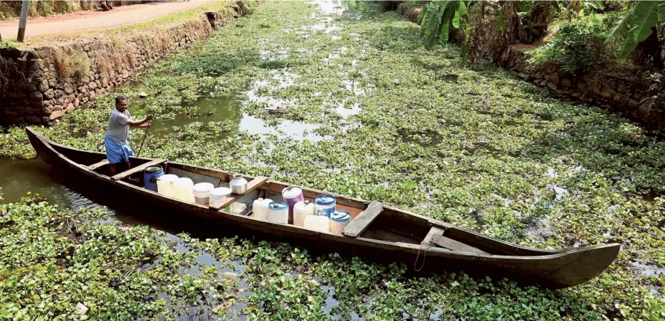  ?? VISHNU PRATHAP ?? People’s plight: Prasad, a resident of Chungathu Muppathu in upper Kuttanad, enters the Kottayam-Alappuzha channel on a country boat with vessels full of drinking water collected from a public tap.