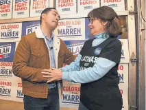  ??  ?? Paula Arroyo, who has been canvassing for Sen. Elizabeth Warren’s presidenti­al campaign, greets Julián Castro on Feb. 7.