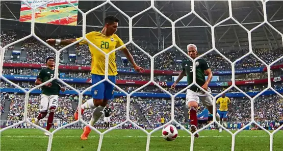  ?? — Reuters ?? Quick action: Brazil’s Roberto Firmino (second from left) scoring the second goal against Mexico in the last-16 match at the Samara Arena yesterday.