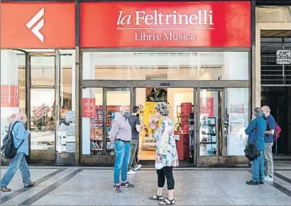  ?? FEDERICO BERNINI / BLOOMBERG L.P. LIMITED PARTNERSHI­P ?? Un grupo de personas esperan su turno para entrar a una librería en el centro de Turín