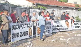  ??  ?? Pequeño grupo de adherentes de Ulises Quintana –procesado en un caso de drogas– pide la libertad del legislador. Fue frente a la casa de la fiscala general Sandra Quiñónez.