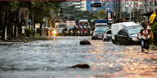  ??  ?? CHUVA Alagamento na av. Marquês de São Vicente, zona oeste de SP; no primeiro dia do outono, temporal causou duas mortes e bloqueou vias