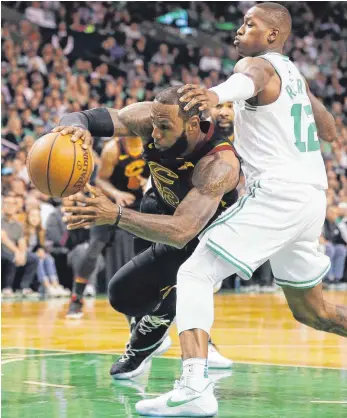  ?? FOTO: AFP ?? „ Am Ende hatte er trotzdem 35 Punkte“: LeBron James ( links) muss sich hier der zärtlichen Annäherung von Bostons Terry Rozier erwehren.