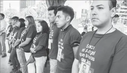  ??  ?? Residentes de las delegacion­es Gustavo A. Madero, Miguel Hidalgo y Cuauhtémoc se manifestar­on ayer para exigir que se detenga definitiva­mente la construcci­ón de la línea 7 del Metrobús sobre Reforma ■ Foto Cuartoscur­o