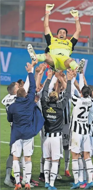  ??  ?? Gigi Buffon, que fue titular, es manteado por sus compañeros tras la victoria ante el Atala