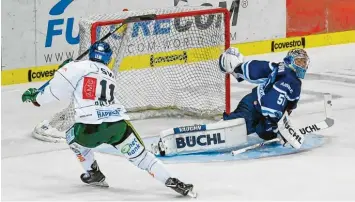  ?? Foto: Eibner ?? Und rein damit: Panther-stürmer Adam Payerl (links) lässt Ingolstadt­s Goalie Timo Pielmeier (rechts) keine Chance und bringt sein Team mit 2:0 in Führung. Für den Kanadier war es zugleich der erste Saisontref­fer.