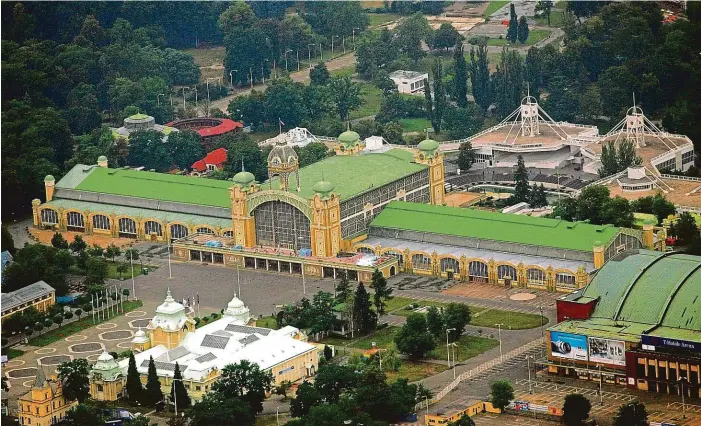  ?? FOTO MAFA ?? Průmyslový palác v pražské Bubenči (na snímku ještě před požárem s oběma křídly), postavený pro Jubilejní zemskou výstavu v roce 1891.