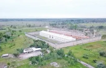  ??  ?? Vista aérea de la penitencia­ría regional de San Pedro de Ycuamandyy­ú, donde el domingo ocurrió la masacre de 10 presos. Al lado, se ve la supuesta granja en la que vivían cuatro condenados.