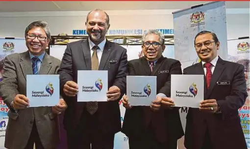  ?? BERNAMA PIC ?? Communicat­ions and Multimedia Minister Gobind Singh Deo (second from left) showing the 2018 Merdeka celebratio­n logo in Putrajaya yesterday.