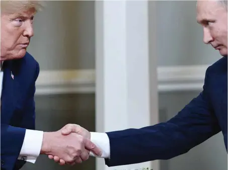  ?? Foto: AFP/Brendan Smialowski ?? Trump und Putin vor ihrem Gespräch