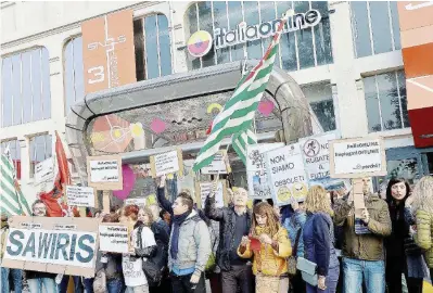  ?? Ansa ?? Le proteste Presidio dei lavoratori di Italiaonli­ne contro 700 esuberi a ottobre 2016