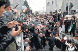  ?? ALAA BADARNEH / EFE ?? Funeral por los dos hermanos fallecidos en una aldea cercana a Ramala.