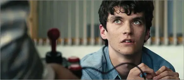  ??  ?? Le comédien britanniqu­e Fionn Whitehead dans Bandersnat­ch. Le spectateur est invité à réaliser des choix pour faire progresser le récit.