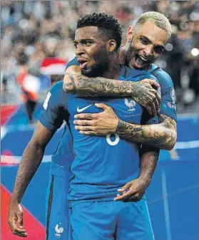  ?? FOTO: AP ?? Thomas Lemar es felicitado por Layvin Kurzawa