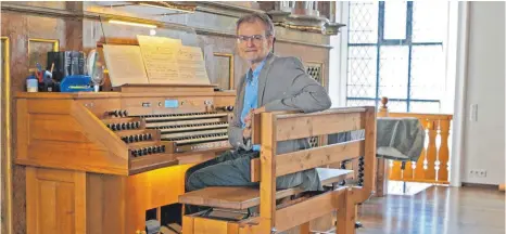  ?? FOTO: GERHARD KREHLIK ?? Hans-Roman Kitterer präsentier­te bei der Orgelmusik zur Marktzeit ein Programm unter dem Motto „Die verdrehte Orgel“.