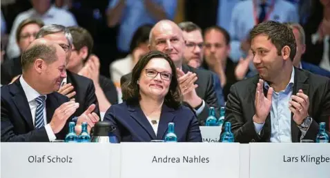  ?? Foto: Bernd von Jutrczenka/dpa ?? Andrea Nahles – zwischen Olaf Scholz (l.) und Lars Klingbeil – nimmt ihren Beifall mit schmalen Lippen entgegen.