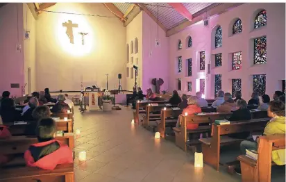  ?? KUS RICK FOTO: MAR- ?? Lichter-spiele: Bereits zum neunten Mal bot die Pfarre St. Marien Pesch eine Früh-meditation um 5 Uhr an. Die Kirche war trotz der frühen Zeit gut besucht.