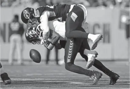  ?? ANDREW NELLES/TENNESSEAN ?? Titans linebacker Arden Key sacks Seahawks quarterbac­k Geno Smith during Sunday’s game at Nissan Stadium in Nashville.