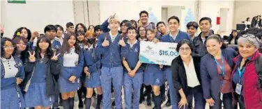  ?? /CORTESÍA: CECYTEG GUANAJUATO ?? Orgullosos muetran el premio de primer