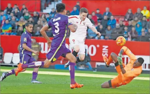  ??  ?? CLASE. Gameiro supera con un sutil toque a Kameni en la acción del segundo gol del Sevilla.