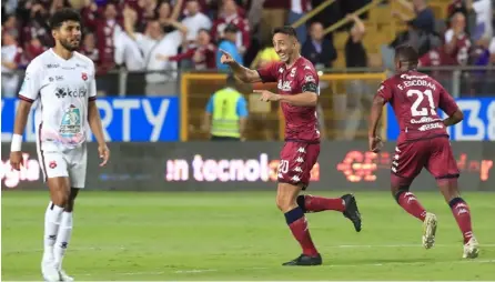  ?? RAFAEL PACHECO ?? Mariano Torres anotó el gol del Deportivo Saprissa muy rápido (minuto 6), pero fue insuficien­te para darle la vuelta a la serie ante Liga Deportiva Alajuelens­e, ayer en Tibás.
