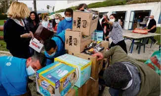  ?? (Photo Frantz Bouton) ?? Instantané­ment, une chaîne de solidarité pour acheminer les tonnes de vivres offertes par de grandes enseignes mobilisées pour les sinistrés.