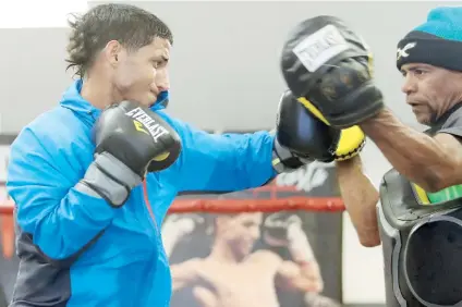  ??  ?? Acosta en una sesión de guanteleta­s con su entrenador Javier Arce en el gimnasio de Barrio Obrero.