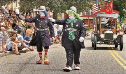  ?? MIDDLETOWN PRESS FILE PHOTO ?? Members of the Funsters Sphinx Shriners of Newington march in the 2008 East Hampton Old Home Days Parade.