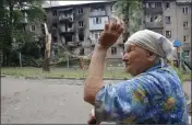  ?? ALEXEI ALEXANDROV — THE ASSOCIATED PRESS ?? A woman gestures near an apartment building damaged during shelling in Donetsk, eastern Ukraine, on Wednesday.