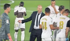  ??  ?? Zidane, con sus jugadores durante el Real Madrid-Getafe.