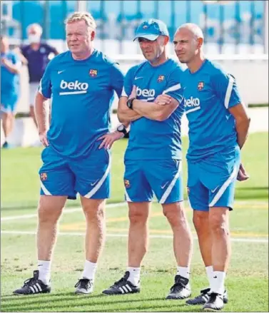  ??  ?? Koeman, Schöereder y Larsson. equipo técnico del Barça, en un entrenamie­nto.