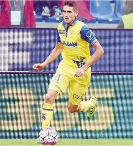  ??  ?? Federico Mattiello, 20 anni, scuola Juve, è in prestito al Chievo dal 2 febbraio del 2015 Federico Mattiello è nato a Barga, in provincia di Lucca, il 14 luglio 1995. Ha iniziato nella scuola-calcio del Valdottavo, prima di passare alla Lucchese nel...