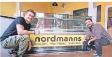  ?? FOTO: NORDMANNS ?? Die Filialleit­er Flemming Zitzmann (li.) und Daniel Reis Menino haben am Mittwoch an der Tannenstra­ße 21 ihre Eisdiele eröffnet.
