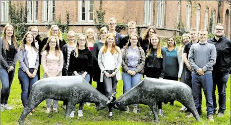  ?? BILD: OBERLANDES­GERICHT OLDENBURG ?? VON aufgestell­t: die Beamtenanw­ärter, die dem Landgerich­t Oldenburg zur theoretisc­hen Ausbildung zugewiesen sind und später in Oldenburg und Aurich eingesetzt werden.