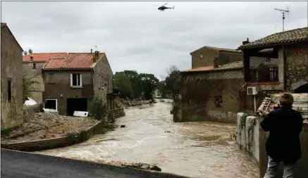  ??  ?? ##JEV#145-84-https://bit.ly/2IZYf1V##JEV#Dans cette commune située au nord de Carcassonn­e, l’eau est montée à une hauteur de 3,50 m, selon les habitants.