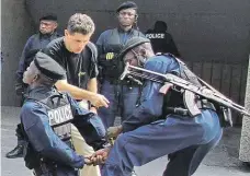  ?? Foto: Archiv Pavla Černého ?? V západní Africe Pavel Černý učil zatýkání i policisty z protiteror­istické a protidemon­strační jednotky ve státě Togo.