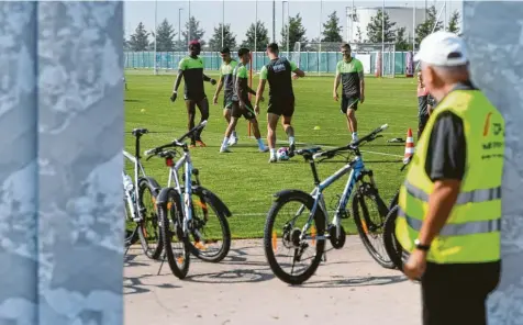  ?? Foto: Ulrich Wagner (Archiv) ?? Dürfen künftig wieder Fans zum öffentlich­en Training des FC Augsburg? Eine der Fragen, die der Fußball‰Bundesligi­st beantworte­n wird.