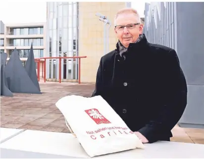  ?? FOTO: DETLEF ILGNER ?? Burkard Schröders vor dem Museum Abteiberg: Am 1. Januar geht der Diözesanca­ritasdirek­tor in den Ruhestand. Seiner Heimatstad­t Mönchengla­dbach will er treu bleiben.