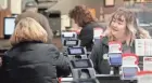  ?? MIKE DE SISTI / MILWAUKEE JOURNAL SENTINEL ?? Lorrie Sherrer checks out a customer at Sendik’s Food Market in Germantown on Nov. 24. Sendik’s said Tuesday it is opening a new store in Oconomowoc in western Waukesha County.