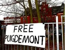  ?? Patrik Stollarz/AFP ?? Cartaz pede ‘Libertem Puigdemont’ diante de prisão alemã