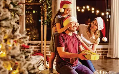  ?? Foto: Studio Romantic ?? An Weihnachte­n liebe Menschen beschenken macht fast genauso viel Spaß wie beschenkt zu werden.