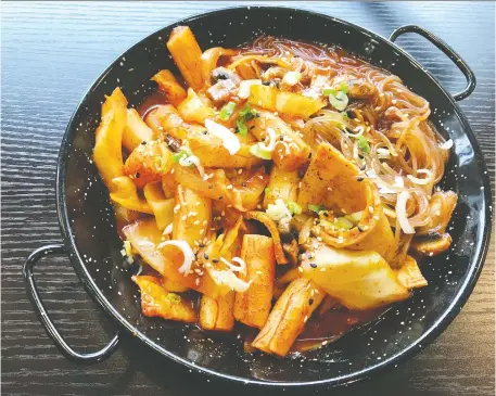  ?? PHOTOS: PETER HUM ?? Maht specialtie­s include a plate of tteokbokki — rice cakes stir-fried in a spicy mishmash with slices of fish cake and cabbage.