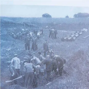  ?? FOTO: PRIVAT ?? Die historisch­e Aufnahme zeigt die Exhumierun­g der Toten des Hessentale­r Todesmarsc­hes in Dalkingen.