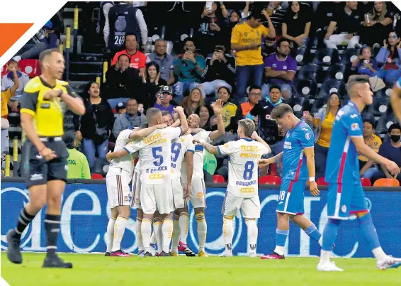  ?? ?? Contrastes en el Azteca: Pizarro es felicitado por su gol y los celestes, cabizbajos.