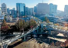  ?? COLLETTE DEVLIN/STUFF ?? The Sky Garden in Seoul was transforme­d into a pedestrian bridge from an unused highway.