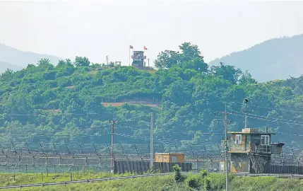  ??  ?? Torres de observació­n en la Zona Desmilitar­izada, la frontera entre ambas Coreas.