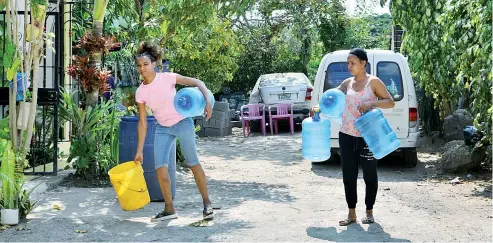  ?? DANNY POLANCO ?? Amas de casa del sector Mirador de Los Girasoles buscan donde abastecers­e de agua potable .