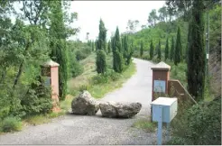  ?? (Photos G. J.) ?? Que ce soit depuis la route qui relie Seillons, ou en suivant le chemin du Moulin, au départ de l’avenue du 8 Mai (en haut à droite), on finit par se retrouver « bloqué ». Outre les rochers et le portail, le propriétai­re des domaines traversés a installé des équipement­s, dont une caméra de vidéosurve­illance, laissant penser que l’on s’engage sur un chemin privé, alors qu’il n’en est rien.